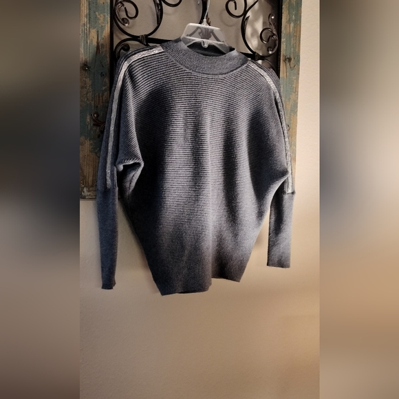 Jennifer Lopez Sweaters - Jennifer Lopez Gray mockneck Sweater. Size XS